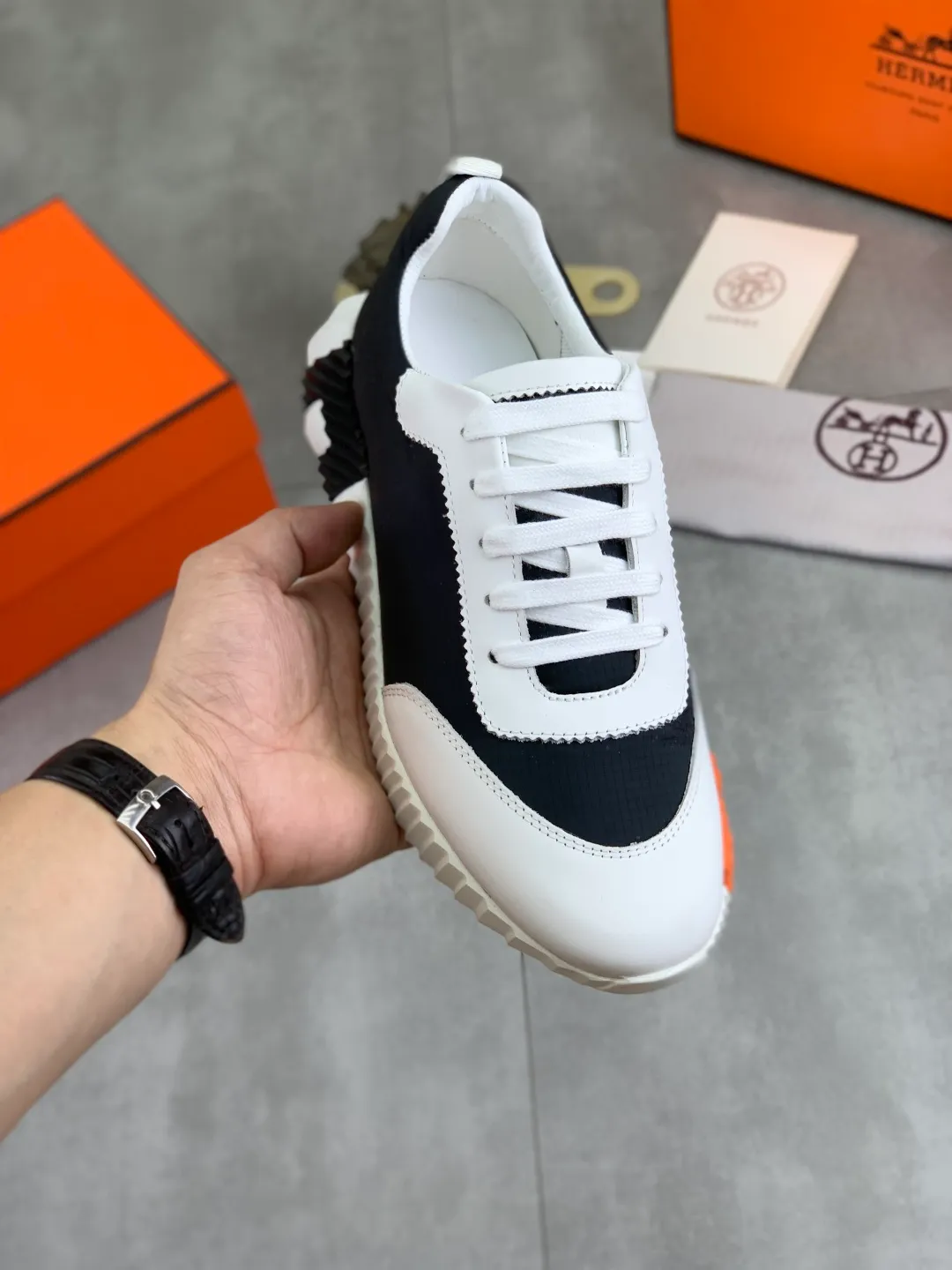 Men's men's shoes 💰P580 New model Top version Original order Hermes Men's Drift Sneaker Summer new casual sports shoes Original purchase, development, production H family men's classic series, technical breathable fabrics with cowhide, casual sports shoes, casual shoes, sports dad shoes combine high-tech breathable materials and cowhide, H family exclusive button decoration on the side. The outsole is full of H italic design and bright colors to show vitality and continue the brand design inspiration. Stroll around the city lightly and feel free and comfortable. Delivered in exquisite packaging 🛍📦 ▪️Fabric: original customized breathable material + first-layer cowhide ▪️Inner: cowhide feet ▪️Outsole: molded and evacuated PU+TPU material ▪️Size: 35-45 Multiple colors available Premium packaging
